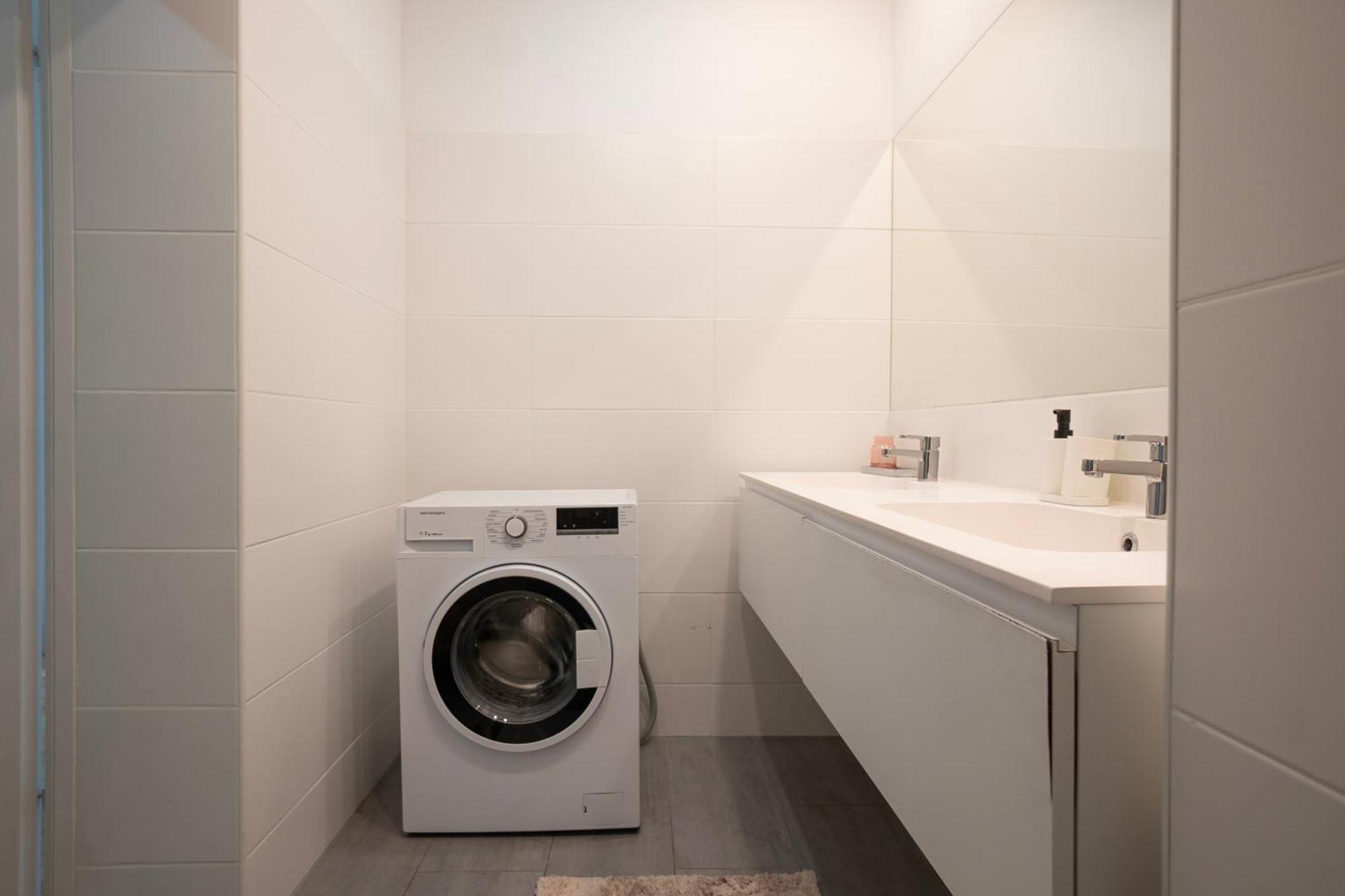 Charming 2-Room Apartment With Balcony, 15 Min To Center 비엔나 외부 사진
