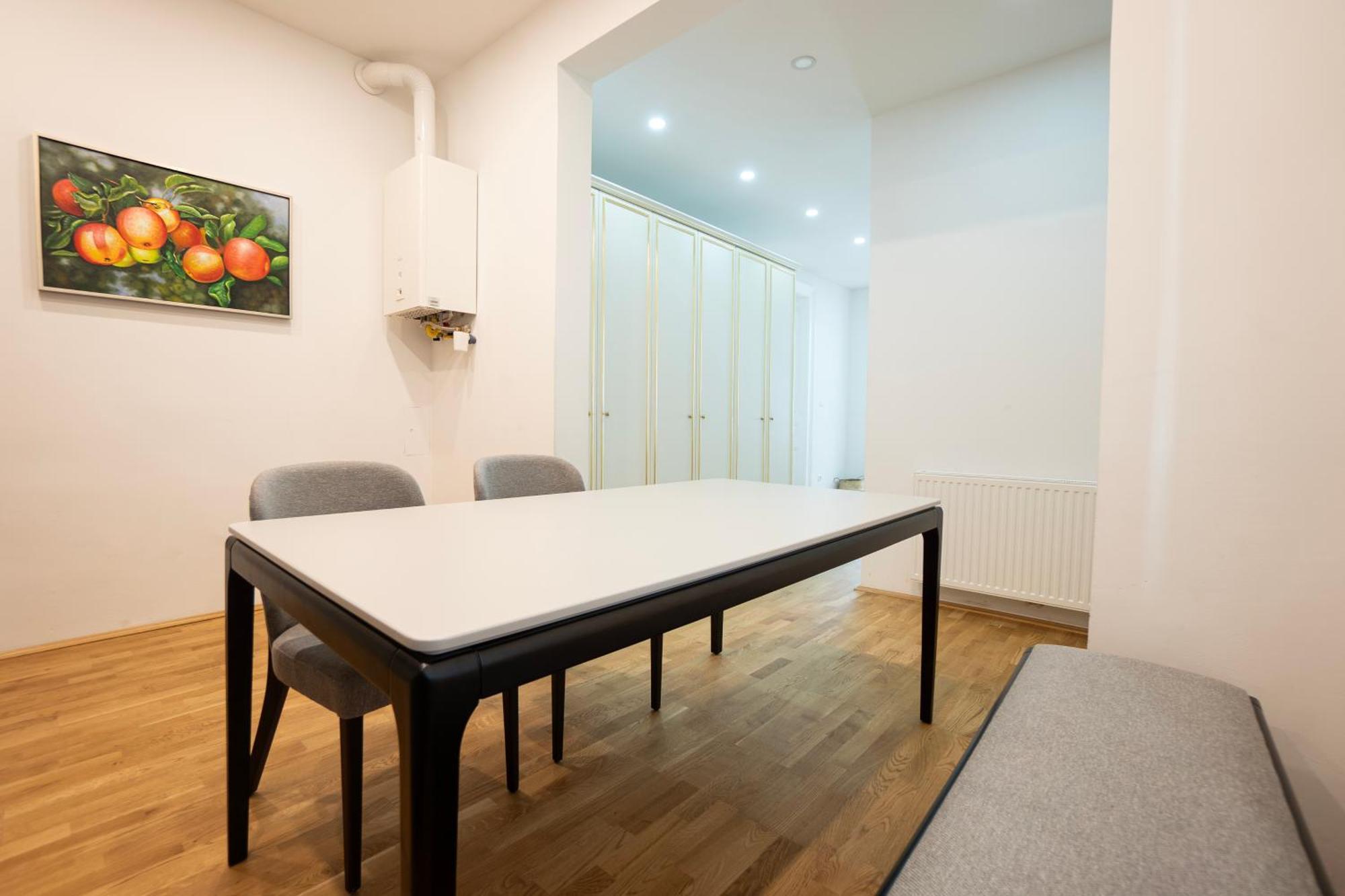 Charming 2-Room Apartment With Balcony, 15 Min To Center 비엔나 외부 사진