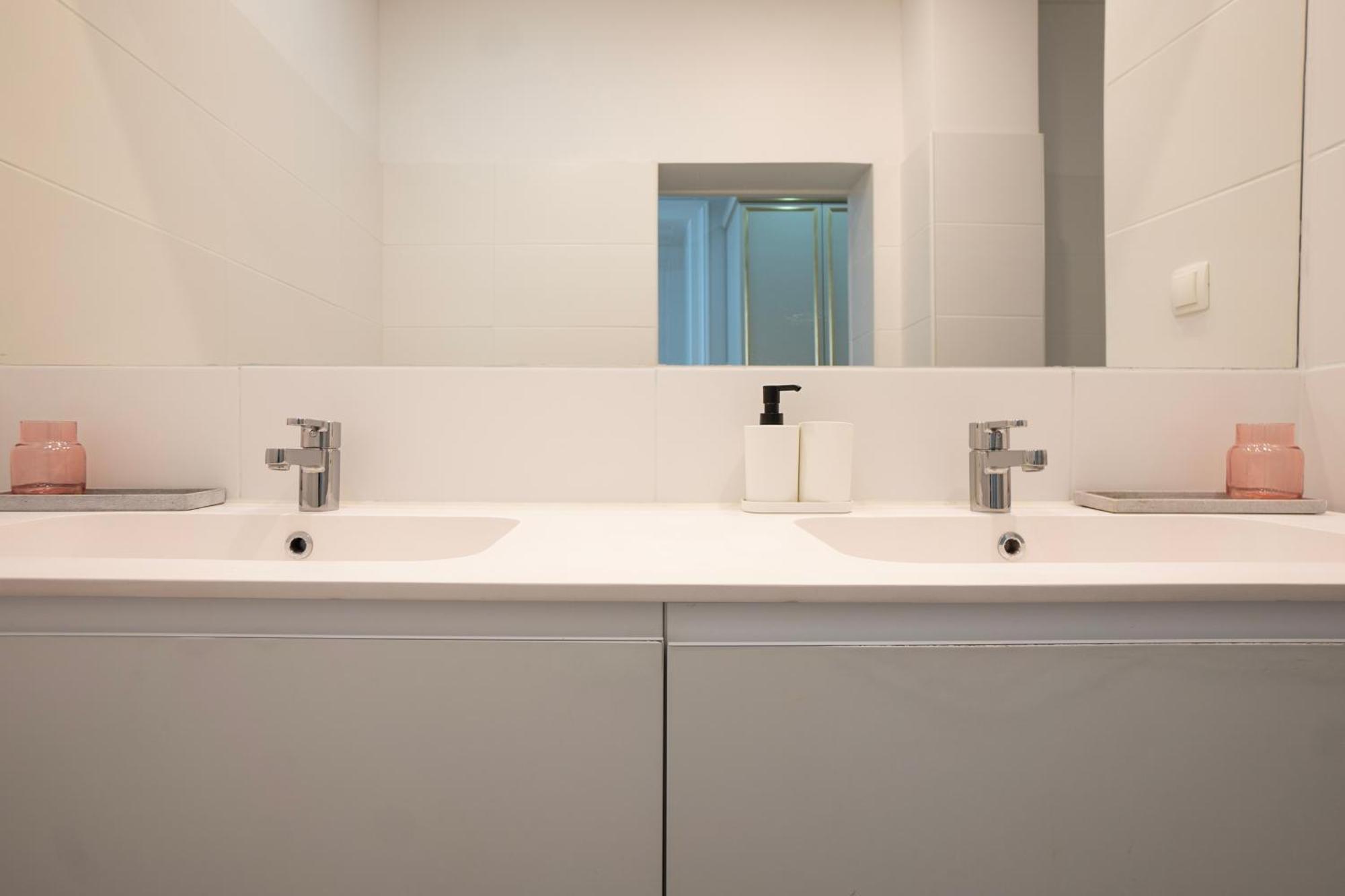 Charming 2-Room Apartment With Balcony, 15 Min To Center 비엔나 외부 사진