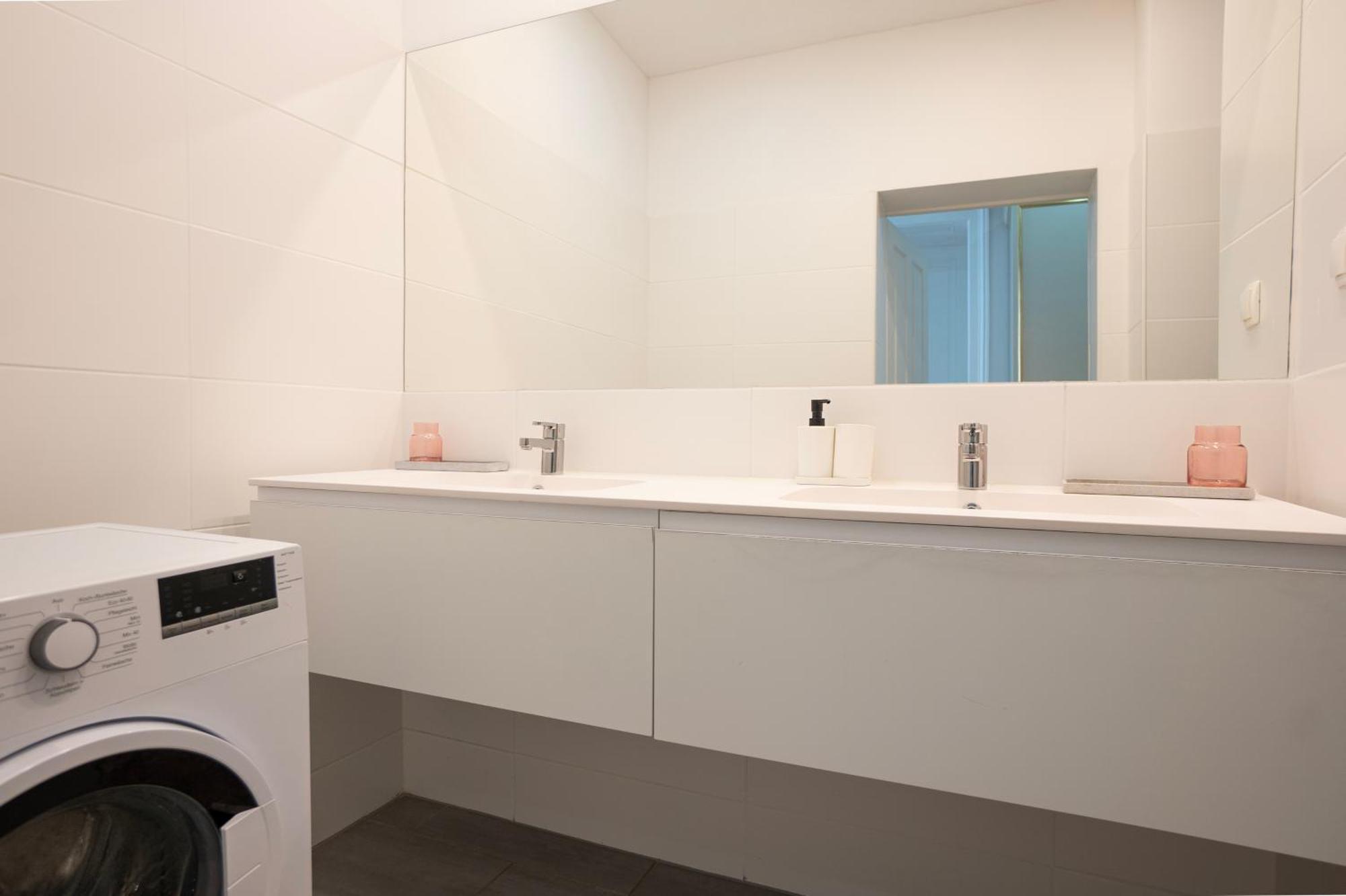 Charming 2-Room Apartment With Balcony, 15 Min To Center 비엔나 외부 사진