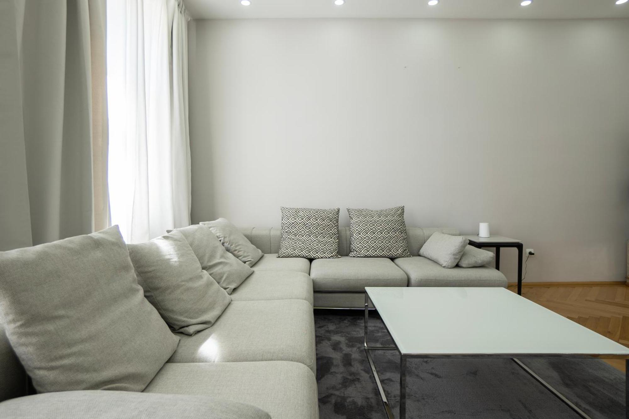 Charming 2-Room Apartment With Balcony, 15 Min To Center 비엔나 외부 사진