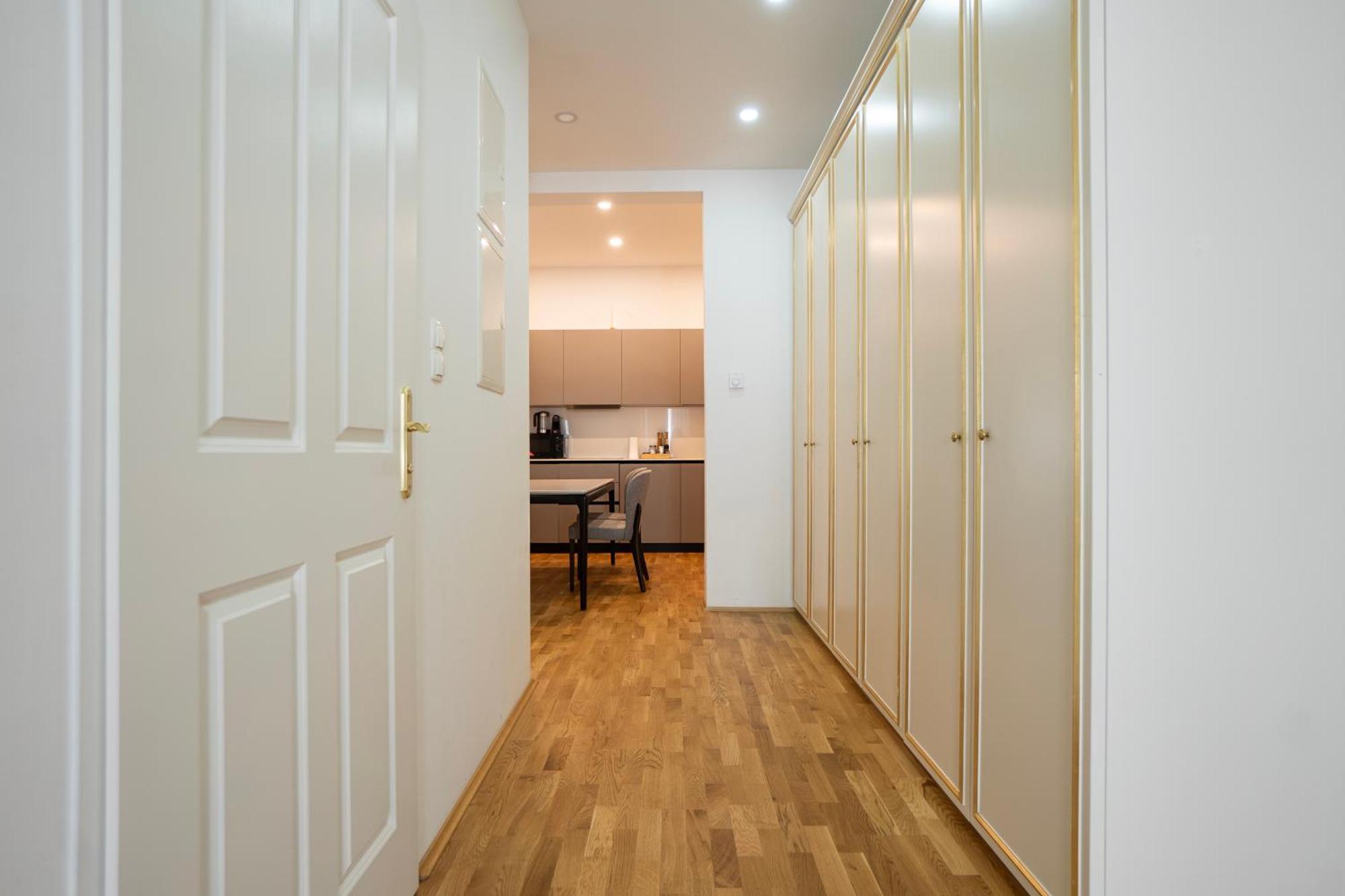 Charming 2-Room Apartment With Balcony, 15 Min To Center 비엔나 외부 사진