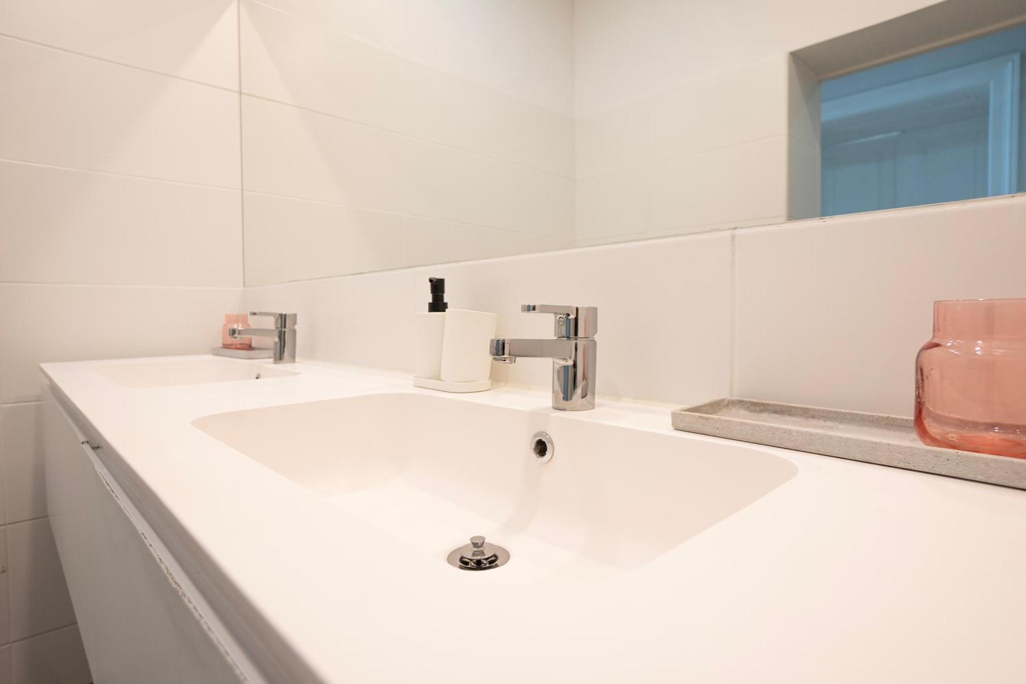 Charming 2-Room Apartment With Balcony, 15 Min To Center 비엔나 외부 사진