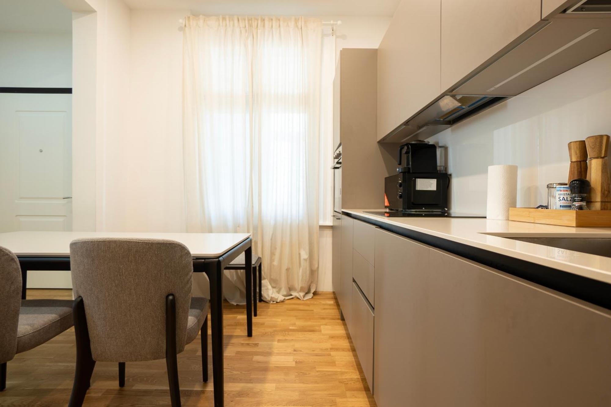 Charming 2-Room Apartment With Balcony, 15 Min To Center 비엔나 외부 사진